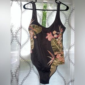 Women’s one piece bathing suit